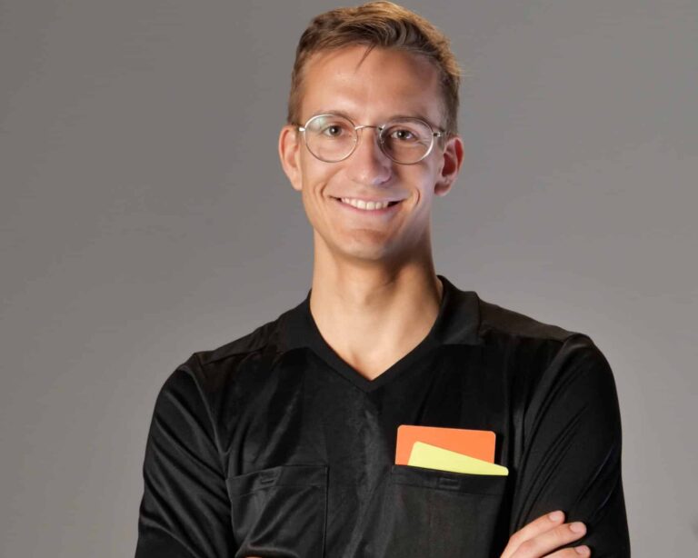 Julius Neumann schaut in Schiedsrichter-Kleidung in die Kamera